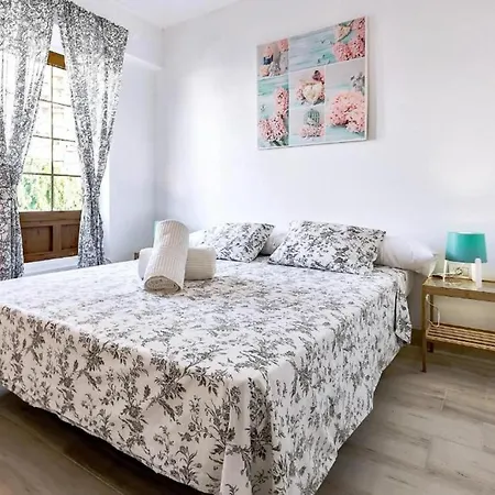 Apartamento De 2 Dormitorios Con Wifi, Cerca De Playa, En Playa de las Americas (Tenerife)