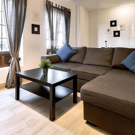 Apartamento De 2 Dormitorios Con Wifi, Cerca De Playa, En *