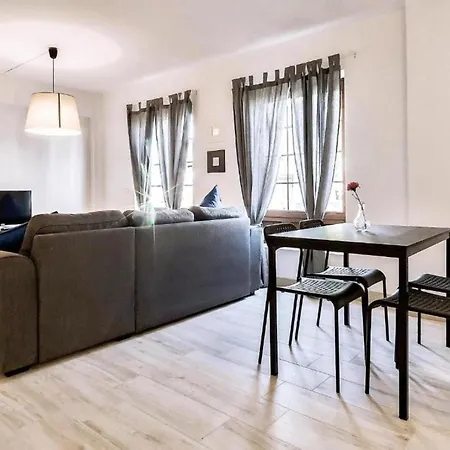 Apartamento De 2 Dormitorios Con Wifi, Cerca De Playa, En *